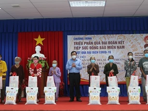 An Giang: Trao tặng 30.000 túi quà an sinh cho người dân gặp khó khăn do dịch COVID-19