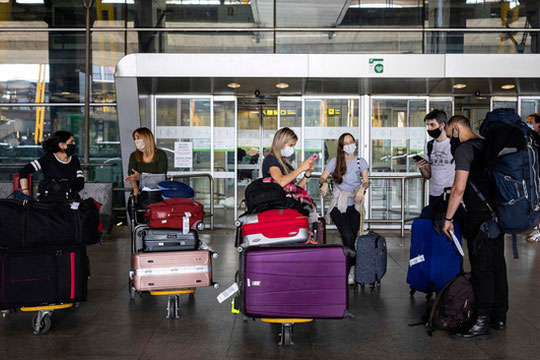 Nên hay không một chính sách riêng cho những người tiêm 2 mũi vaccine COVID-19?