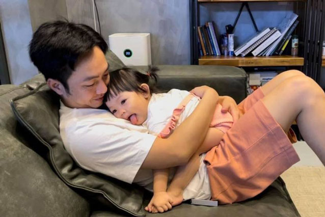 Con gái Cường Đô La đốn tim cư dân mạng với khoảnh khắc lên đồ như công chúa cùng bố đi chơi