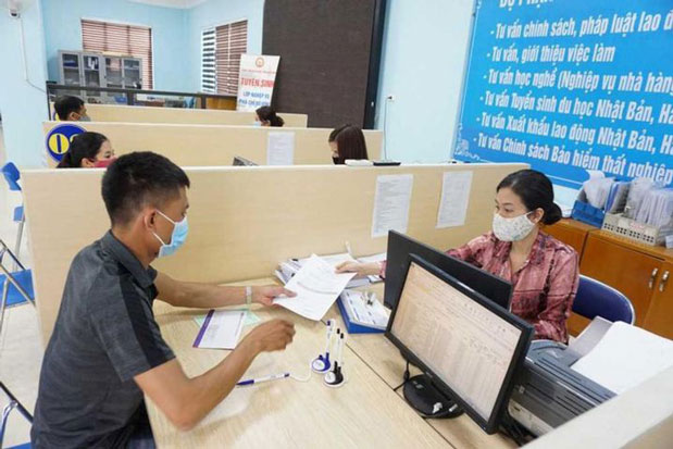 Tạm trú ở Hà Nội có phải về quê xin xác nhận hỗ trợ?