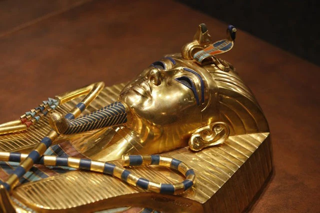 Tutankhamun, hay còn gọi là vua Tut, trở thành pharaon năm 9 tuổi. Đến năm 1327 trước Công nguyên, tức 9 năm sau khi lên ngôi, ông đột ngột qua đời. Vua Tut được an táng tại thung lũng các vị vua, nằm ở bờ tây sông Nile. Đến ngày 4/11/1922, một nhóm nghiên cứu do nhà Ai Cập học người Anh Howard Carter đứng đầu đã khai quật lăng mộ của vua Tut. Kết quả, nhóm nghiên cứu phát hiện hơn 5.000 vật phẩm đặt bên trong nơi an nghỉ của vị vua trẻ. Ảnh: The San Diego Union.