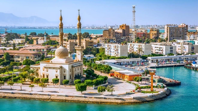 Suez là thành phố cảng biển ở Ai Cập với dân số hơn 700.000 người. Thành phố này nằm trên rìa của kênh đào Suez và nằm trên biên giới giữa châu Á và châu Phi. Nhờ việc mở kênh đào Suez năm 1869, thành phố này trở thành trung tâm hải quân, thương mại quan trọng. Đây cũng là điểm khởi hành cho những người Hồi giáo hành hương đến thành phố Mecca (Ả Rập Xê Út). Ảnh: Planet of Hotels.