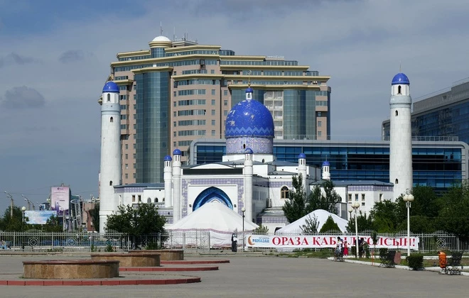 Atyrau là thành phố duy nhất của Kazakhstan nằm trên hai châu lục. Thành phố đặc biệt này được xây dựng từ giữa thế kỷ 17 với tên gọi ban đầu là Guryev. Đến năm 1992, Guryev được đổi tên thành Atyrau. Hiện nay, đây là nơi sinh sống của hơn 230.000 người dân. Ảnh: Flickr.