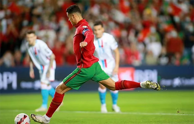 Ronaldo ghi 2 bàn trên chấm 11m