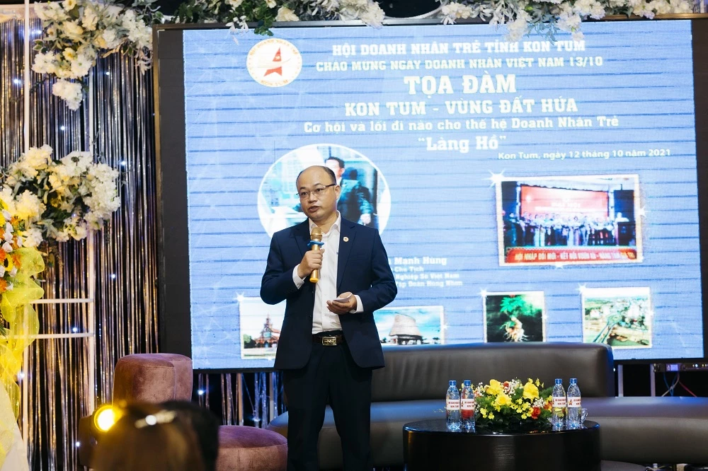 Chủ tịch Hội Doanh nhân trẻ tỉnh Kon Tum Trương Lê Mãnh chia sẻ tại buổi toạ đàm.