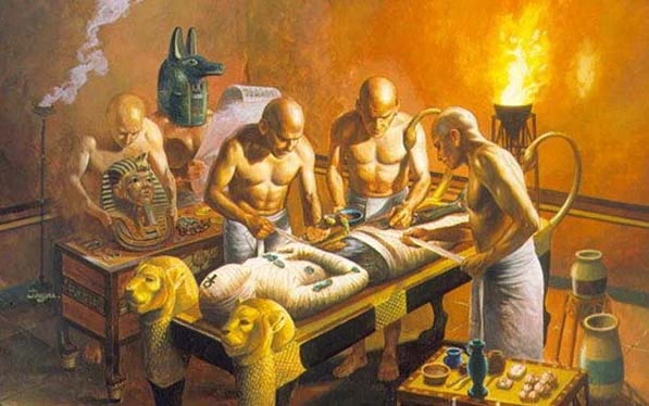 Tim là bộ phận được giữ lại vì người Ai Cập cổ đại tin rằng trái tim là nơi trú ngụ của linh hồn. 70 ngày sau khi người qua đời, xác ướp sẽ được mang đi an táng. Phần mộ được bịt kín để phòng tránh những tên trộm mộ. Ảnh: Egypt tours.