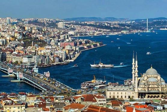 Istanbul là thủ đô của Thổ Nhĩ Kỳ, cũng là thành phố duy nhất của quốc gia này trải dài trên lục địa Á - Âu. Theo World Atlas, Istanbul được chia cắt bởi eo biển Bosphorus, vùng biển hẹp nhưng quan trọng bởi nó ngăn cách châu Á với châu Âu. Nhờ vị trí địa lý đặc biệt, thủ đô của Thổ Nhĩ Kỳ được gọi là thành phố liên lục địa và trở thành trung tâm chính trị, thương mại, văn hóa quan trọng. Ảnh: Hürriyet Daily News.