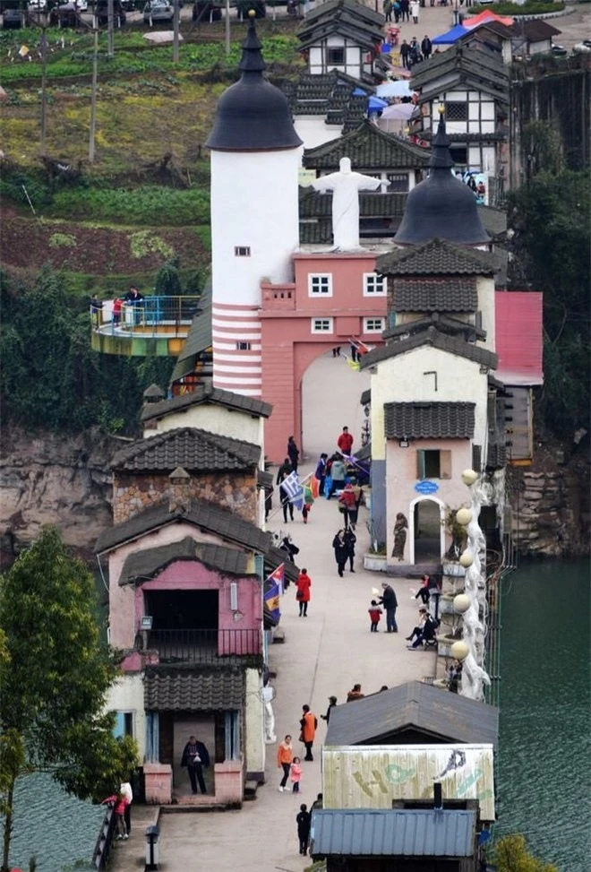 Những ngôi nhà trên cầu được thiết kế theo phong cách phương Tây kết hợp kiến trúc nhà Trung Quốc truyền thống của người dân ở thị trấn Linshi của Trùng Khánh. 