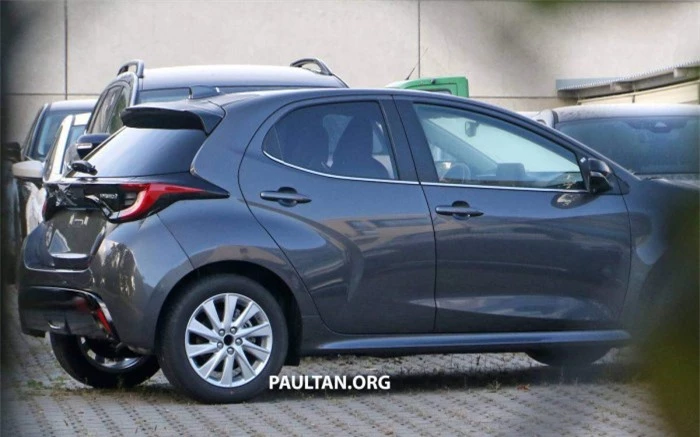 Lộ diện Mazda2 2023 chung nền tảng với Toyota Yaris Hybrid 5