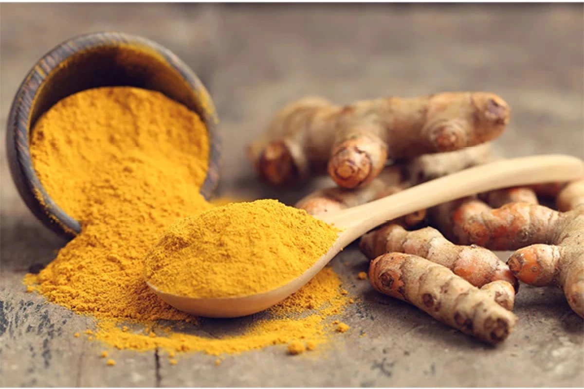 Nghệ: Thành phần chính của nghệ là curcumin. Chất này ức chế sự sản sinh melanin, từ đó giúp giảm tích tụ các hắc tố gây tàn nhang trên da. Bạn hãy trộn 1 thìa cà phê bột nghệ với 1 thìa cà phê nước cốt chanh để tạo hỗn hợp sệt, thoa hỗn hợp này lên vùng da tàn nhang và để khô, sau đó xả sạch với nước ấm.