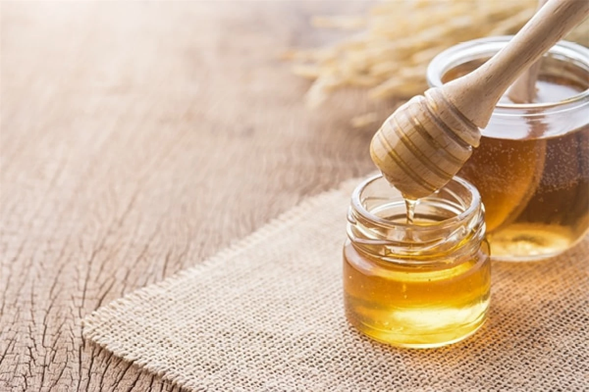 Mật ong: Mật ong là thành phần dịu nhẹ nhất nhưng lại có tác dụng thần kỳ trong việc chăm sóc da. Các chất flavonoids và axit phenolic trong mật ong có tác dụng điều hòa sự sản sinh melanin, từ đó giúp giảm tàn nhang. Bạn hãy hòa một thìa cà phê mật ong với một thìa cà phê nước cốt chanh, thoa hỗn hợp lên da rồi xả sạch sau 15 phút.