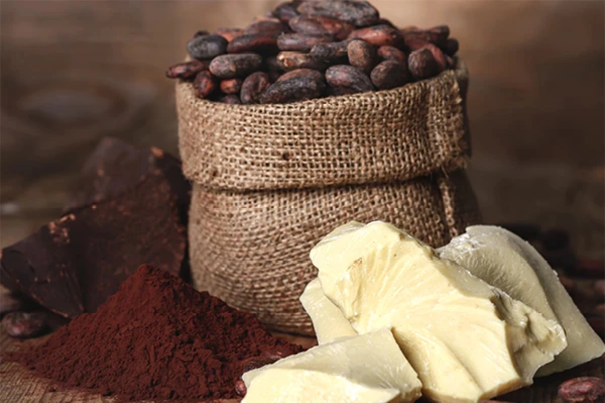 Bơ cacao: Bơ cacao giàu các thành phần hoạt tính sinh học giúp bảo vệ khỏi tổn thương do tia UV gây ra, thậm chí chữa lành các tổn thương vốn có, đồng thời giảm tình trạng mất cân bằng melanin gây ra tàn nhang. Bạn hãy lấy hai thìa cà phê bơ cacao, thoa nhẹ nhàng lên da và mát-xa, sau đó để qua đêm. Khi ngủ dậy, bạn hãy xả sạch với nước ấm.