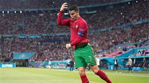 Ronaldo cán mốc 800 bàn, nhưng lập hat-trick cực ít ở Serie A