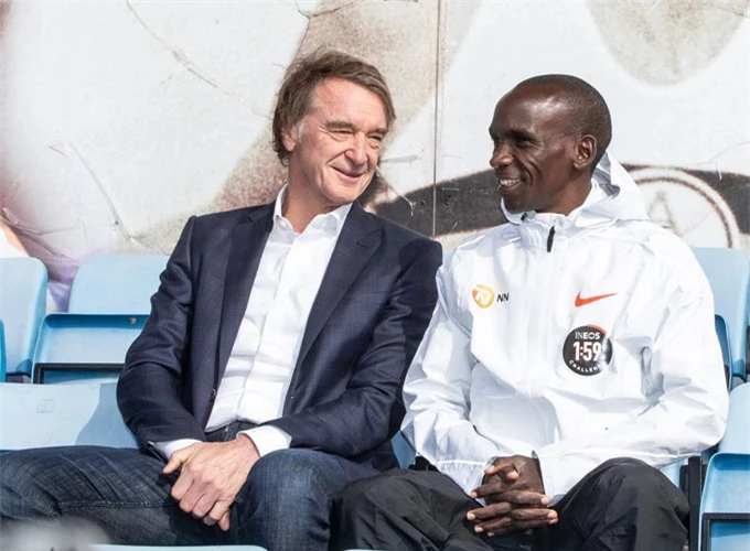 Sir Jim Ratcliffe (trái) mua CLB Nice năm 2019 với giá khoảng 100 triệu euro