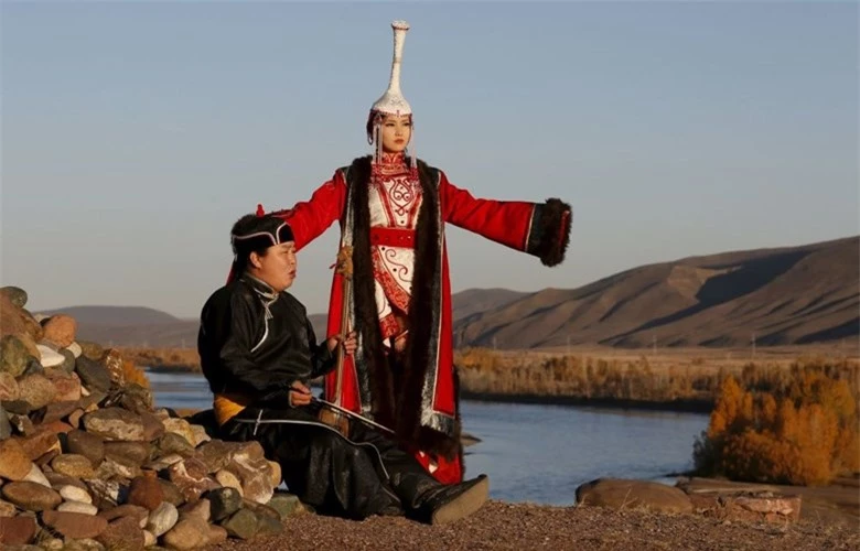 Người nghệ sĩ hát bằng cổ họng Aikhan Orzhak và cô gái mặc trang phục truyền thống của người Tuva cổ. Ảnh chụp lúc hoàng hôn tại bờ sông Yenisei bên ngoài làng Ust-Elegest, Tuva.
