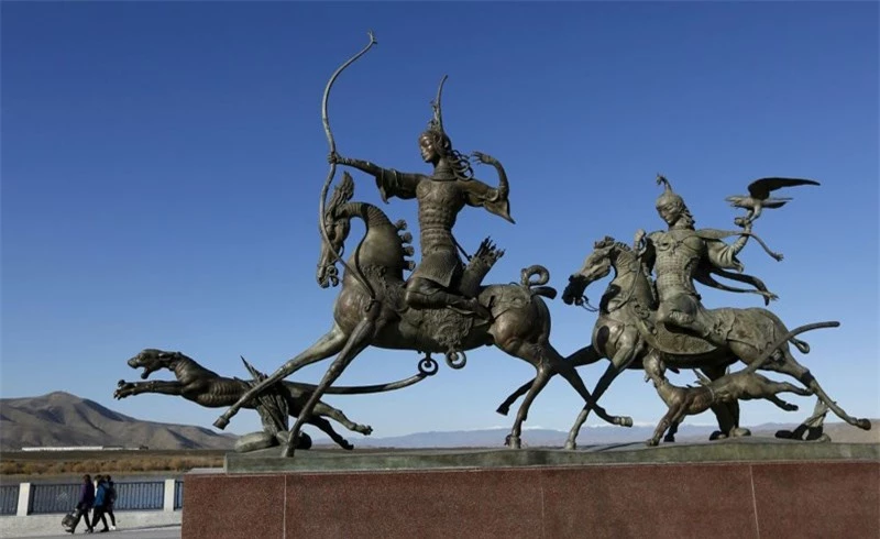 Tác phẩm điêu khắc bằng đồng mô tả cuộc sống du mục truyền thống của người dân ở Tuva. Tác phẩm được đặt bên bờ kè sông Yenisei ở thị trấn Kyzyl, trung tâm hành chính của khu vực Tuva.