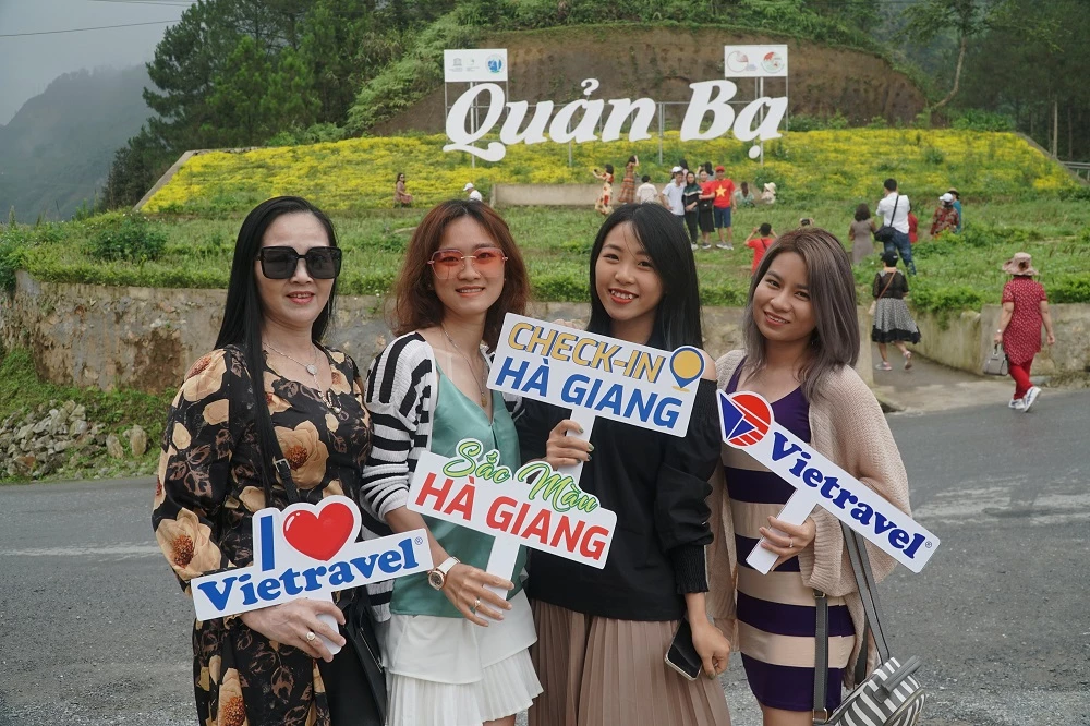 Đoàn khách tham quan Hà Giang vào tháng 4/2021.