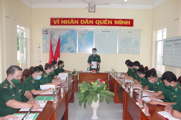 Đại tá Lê Văn Anh, Phó chính uỷ phát biểu kết luận  tại đồn Biên phòng Vĩnh Hải.