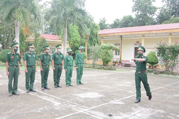 Kiểm tra công tác tổ chức phương pháp huấn luyện điều lệnh đội ngũ tại đồn Biên phòng Vĩnh Hải.