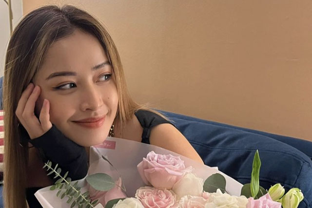 Chi Pu khoe nhan sắc xinh tươi bên món quà do ai đó tặng nhân ngày đặc biệt