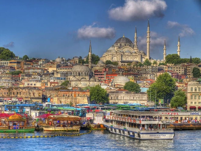 Theo số liệu cập nhật tháng 3/2021 của Statista, dân số của Istanbul là 15,19 triệu người. Đây là thành phố đông dân nhất châu Âu. Istanbul được xây dựng năm 657 trước Công nguyên với tên gọi ban đầu là Constantinople. Từ năm 330-1453, Constantinople là thủ đô của Byzantine (Đế quốc Đông La Mã). Sau đó, từ năm 1285-1923, nơi này lại trở thành thủ đô của Ottoman. Ảnh: Destine Holidays.