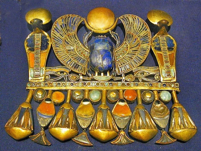 Hơn 5.000 vật phẩm được tìm thấy trong mộ vua Tut hầu hết được làm bằng vàng, bao gồm quan tài, mặt nạ, cung tên, cỗ xe... Ước tính, người Ai Cập cổ đại dùng 110 kg vàng ròng để chế tác phần quan tài bên trong. Sau khi khai quật số vật phẩm này, Howard Carter và nhóm nghiên cứu mất 10 năm để ghi chép và phân loại từng món đồ. Theo National Geographic, kể từ khi lăng mộ được phát hiện, vua Tutankhamun trở nên nổi tiếng, thu hút sự tò mò của nhiều thế hệ nhà nghiên cứu. Ảnh: Afisha.