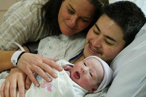 Người đàn ông đầu tiên mang bầu rồi sinh con khiến cả thế giới ngỡ ngàng 13 năm trước giờ ra sao?