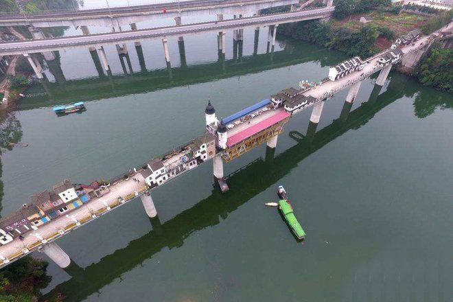 Kỳ thú- "Ngôi làng" nằm chông chênh trên cây cầu dài 400m