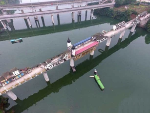 Kỳ thú- "Ngôi làng" nằm chông chênh trên cây cầu dài 400m