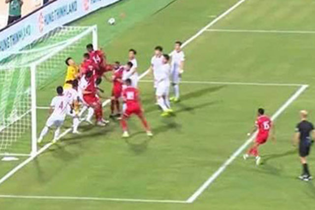 Hồ Tấn Tài bức xúc trước màn đá phạt góc kỳ dị của ĐT Oman