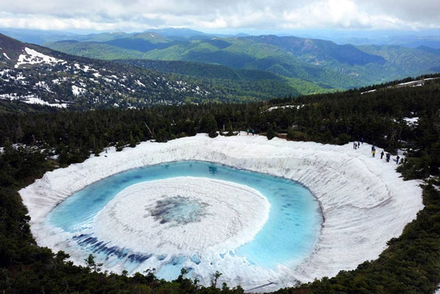 Bí ẩn về hồ “Mắt Rồng” độc lạ tại Nhật Bản