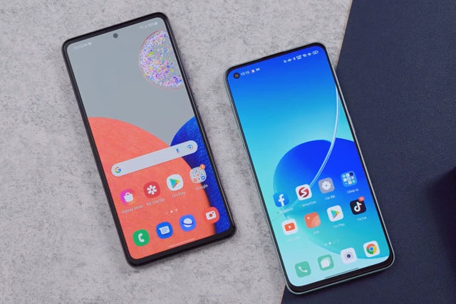 Samsung Galaxy A52s 5G và Oppo Reno6 5G (phải).