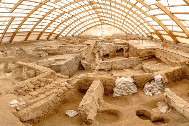 Çatalhöyük được phát hiện tại miền Trung của Thổ Nhĩ Kỳ. Đây được cho là một trong những khu đô thị cổ xưa nhất thế giới, từng được con người khám phá. Ước tính, từ năm 9.500-6.200 trước Công nguyên, khu đô thị này có hơn 8.000 người sinh sống. Theo National Geographic, Çatalhöyük được xây dựng trên bờ của một con sông đã khô cạn. Các nhà nghiên cứu nhận định đây là nền móng cho xã hội thời kỳ đồ đá bình đẳng, sống nương tựa vào nhau. Cái tên Çatalhöyük được ghép từ chữ çatal (ngã ba) và höyük (gò đất) trong tiếng Thổ Nhĩ Kỳ. Ảnh: PlanetWare.