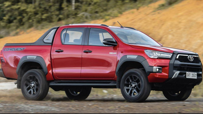 Toyota Hilux 2022 được bổ sung trang bị, tăng giá bán