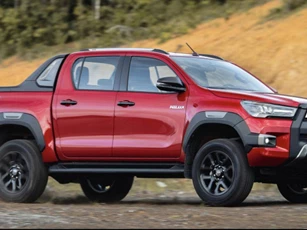 Toyota Hilux 2022 được bổ sung trang bị, tăng giá bán