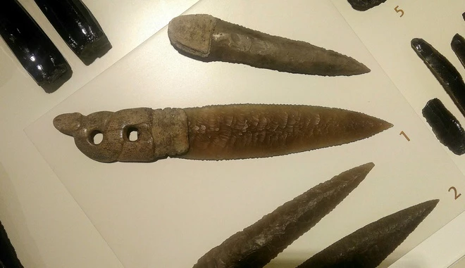 Xã hội Çatalhöyük được hình thành từ trước khi các dụng cụ bằng kim loại xuất hiện. Vì thế, người dân sẽ chế tạo công cụ, vũ khí từ những vật liệu được tìm thấy quanh môi trường sống. Ví dụ, gỗ được dùng để làm cung tên, giáo hoặc rìu cầm tay. Các loại đá như đá lửa, đá vỏi chai được đẽo sắc để bịt đầu mũi tên hoặc làm dao, búa. Ảnh: Dutpekmezi3.