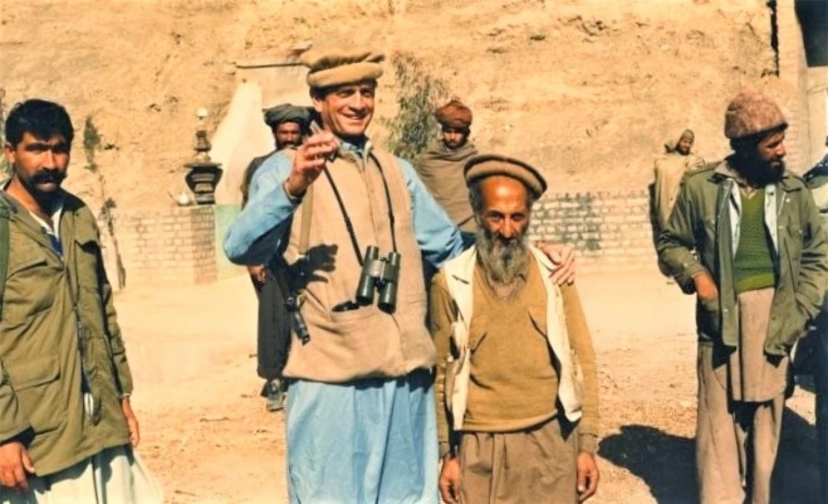 Charlie Wilson trong trang phục Afghanistan gặp gỡ mujahideen; Nguồn: greekreporter.com.