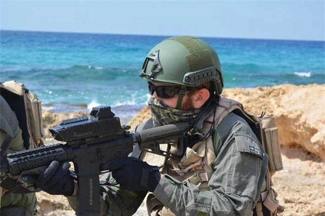 Phòng thí nghiệm Chiến đấu của Thủy quân lục chiến Mỹ, thông qua Văn phòng Khả năng Nhanh (MCRCO), đã mua một số hệ thống điều khiển hỏa lực SMASH 2000 từ công ty Smart Shooter của Israel để thử nghiệm và đánh giá.