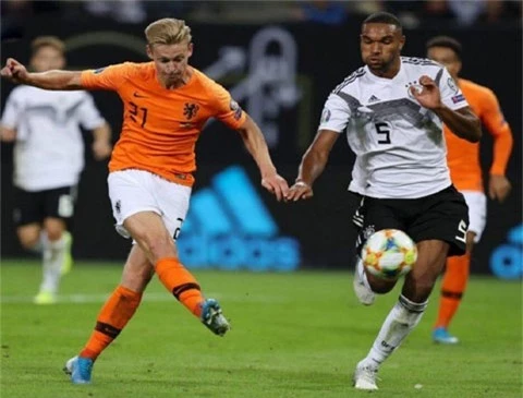 De Jong (trái) chơi rất hay trong màu áo ĐT Hà Lan, khác nhiều khi anh thi đấu ở Barca