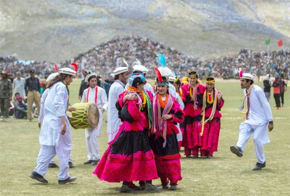 Những người Kalash khiêu vũ tại Shandur, sân chơi polo cao nhất thế giới