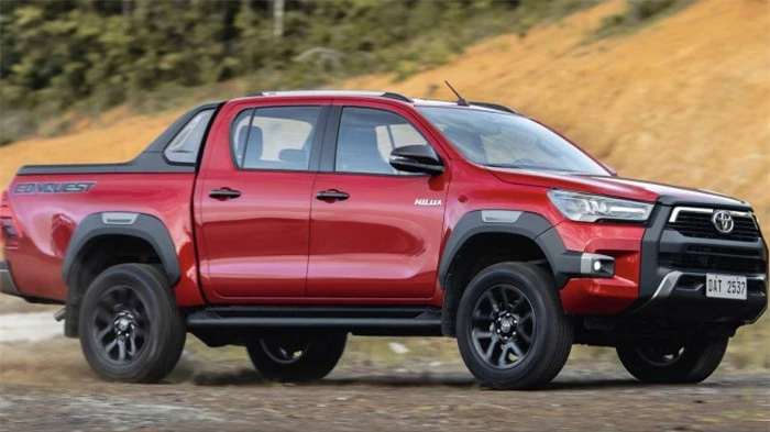 Toyota Hilux 2022 được bổ sung trang bị, tăng giá bán 1