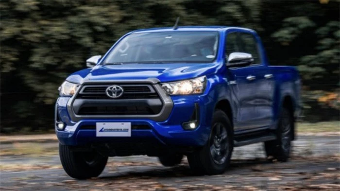 Toyota Hilux 2022 được bổ sung trang bị, tăng giá bán 2