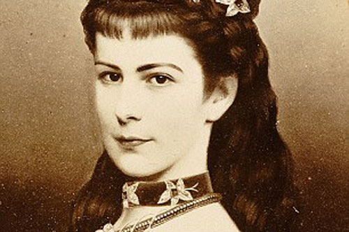 Ly k&#x1EF3; b&#xED; quy&#x1EBF;t ch&#x103;m s&#xF3;c s&#x1EAF;c &#x111;&#x1EB9;p c&#x1EE7;a ho&#xE0;ng h&#x1EAD;u &#xC1;o