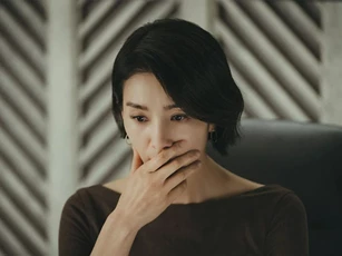 Nhìn anh trai thẫn thờ hỏi bao giờ chị dâu đi công tác về, tôi quặn thắt tim gan mà không thể nói ra sự thật