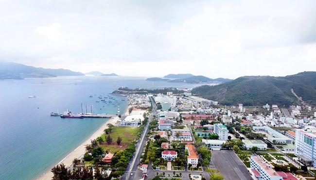 Một góc bãi biển TP Nha Trang nhìn trên cao, hướng công viên Bạch Đằng nhìn về khu đô thị An Viên. Ảnh: Xuân Ngọc.