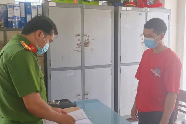 Bắt tạm giam thương lái lây COVID-19 cho 8 người thân