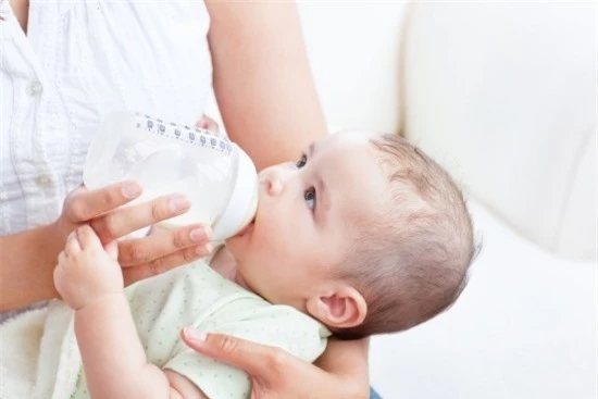 Các mẹ thường có thói quen cho trẻ uống nhiều loại sữa cùng lúc