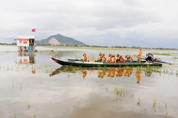 Lực lượng Đồn biên phòng Vĩnh Ngươn phối hợp tuần tra trên đồng lũ