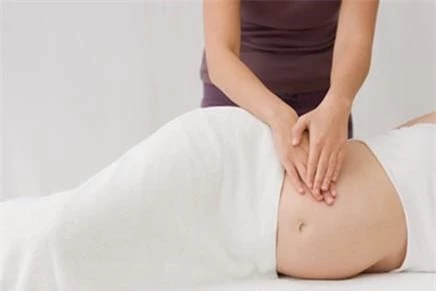 Massage và xông hơi đều đặn cũng là một phương pháp trị rạn da sau sinh hiệu quả
