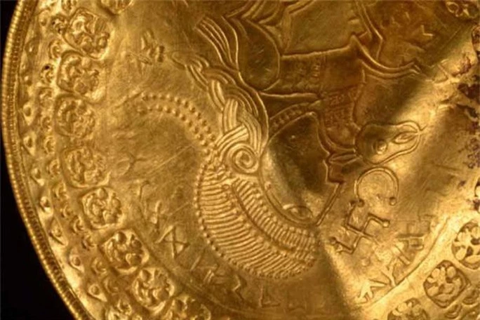 Dò kim loại, phát hiện kho báu vàng lớn nhất đất nước - Ảnh 2.